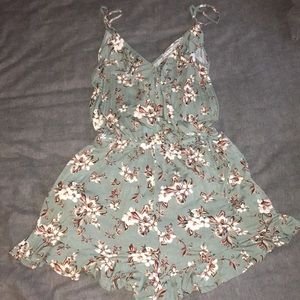 🌿 American Eagle floral romper